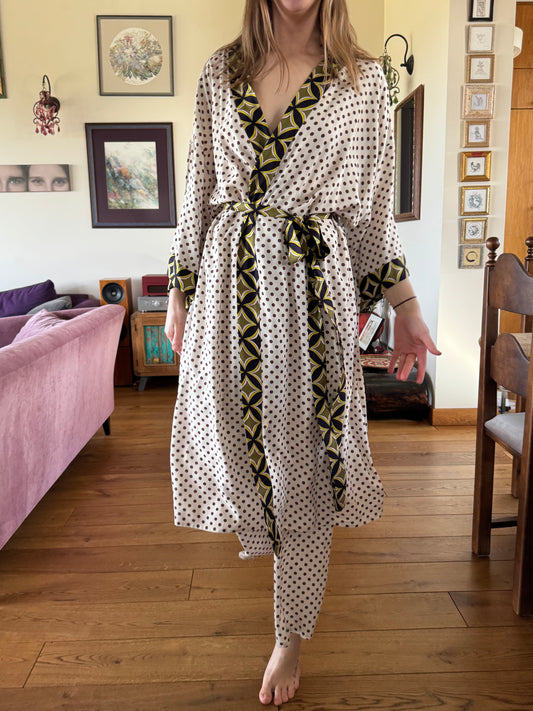Kimono taškeliais su kelnėmis