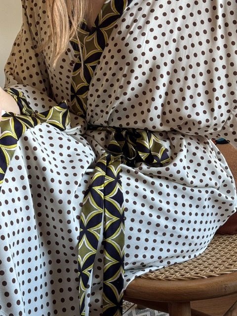 Kimono taškeliais su kelnėmis